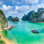 Vịnh Hạ Long với những đảo đá giữa làn nước xanh. Ảnh Marina Lobato / Unsplash.