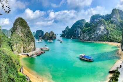 Vịnh Hạ Long với những đảo đá giữa làn nước xanh. Ảnh Marina Lobato / Unsplash.