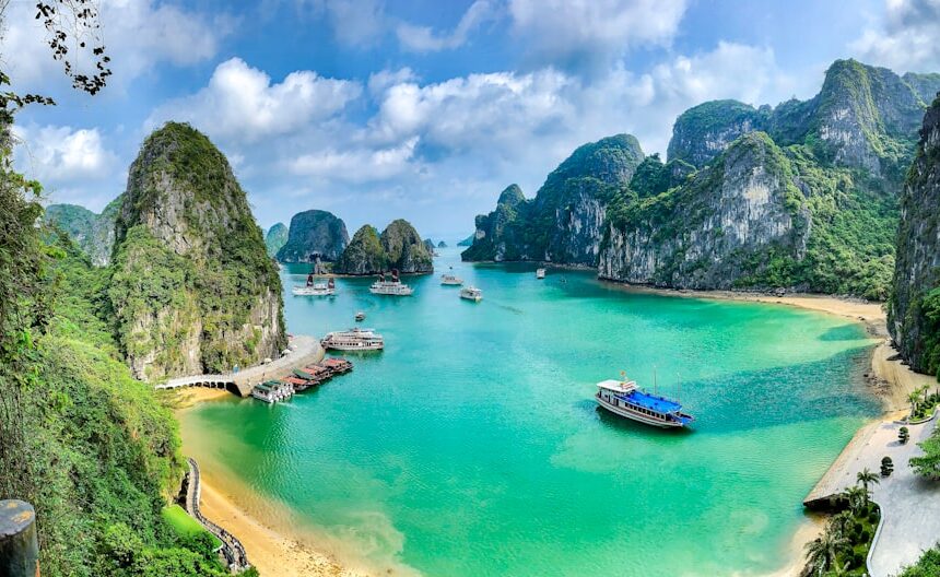 Vịnh Hạ Long với những đảo đá giữa làn nước xanh. Ảnh Marina Lobato / Unsplash.