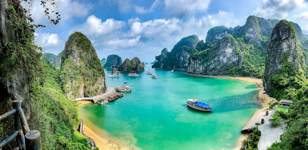 Vịnh Hạ Long với những đảo đá giữa làn nước xanh. Ảnh Marina Lobato / Unsplash.